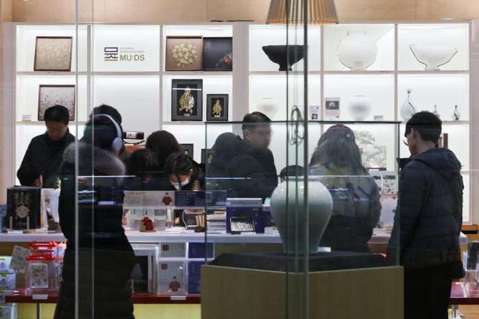 서울용산구국립중앙박물관기념품점에서관람객들이박물관문화상품'뮷즈'를고르고있다. 연합뉴스