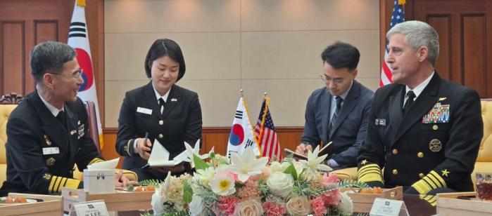 김경률(왼쪽) 해군참모총장과 스티븐 쾰러 미 태평양함대사령관이 15일 서울 해군재경대대에서 양자대담을 하고 있다. 해군 제공