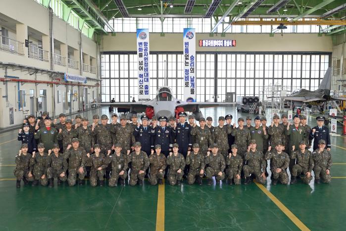 15일 열린 공군16전투비행단 항공자원정비대대 창설식에서 참석자들이 완벽한 항공정비 지원을 다짐하며 파이팅을 외치고 있다. 부대 제공