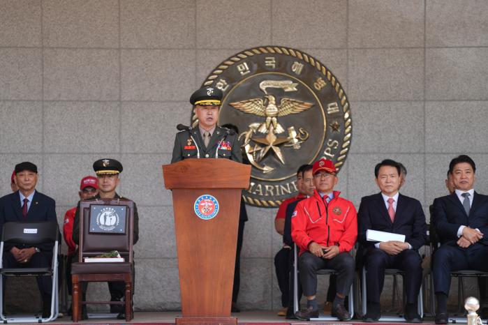15일 해병대사령부 행사연병장에서 열린 해병대 창설 77주년 기념행사에서 주일석 해병대사령관이 기념사를 하고 있다. 해병대 제공
