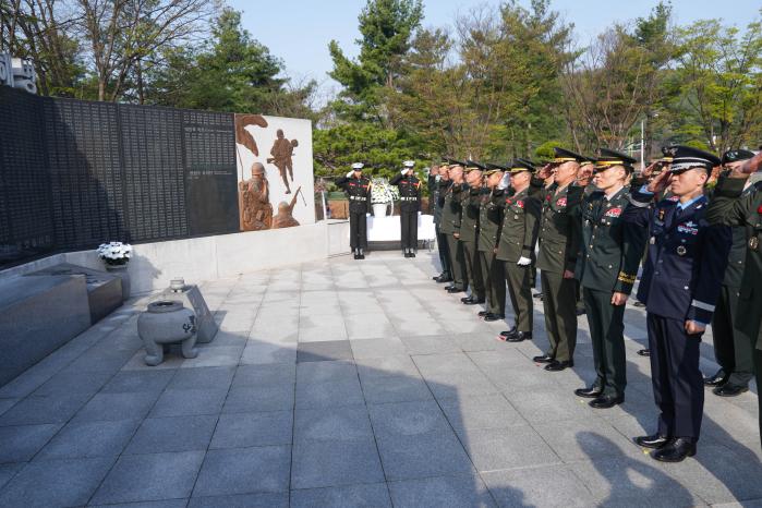 해병대 주요 참모들이 해병대 충혼탑에서 호국영령들에 대한 경례를 하고 있다. 해병대 제공