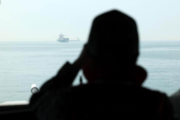 해군2함대 창설 80주년을 하루 앞둔 14일, PKMR 임전태세 점검 중 함교에 선 김다은 정장이 전방을 주시하고 있다.