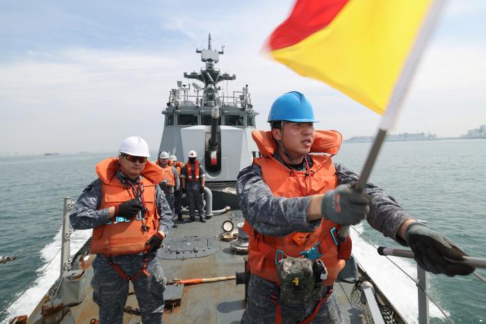저시정 연안항해 중 수기를 이용한 견시 임무를 수행하는 함수 견시요원.