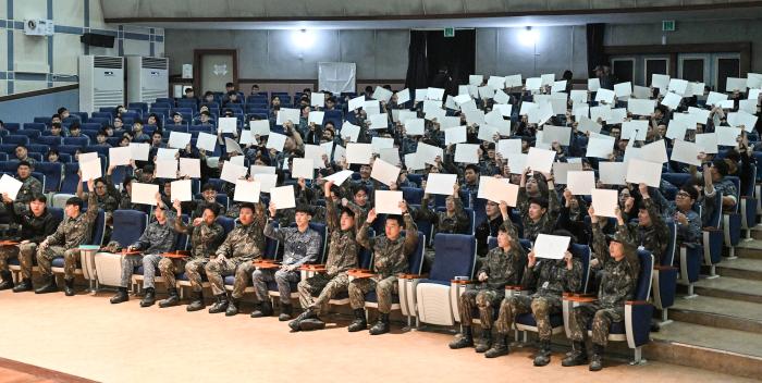 15일 창설 80주년 기념 행사 중 퀴즈대회에 참가한 장병들이 정답을 적은 스케치북을 들어 올리고 있다. 사진 제공=조성현 하사