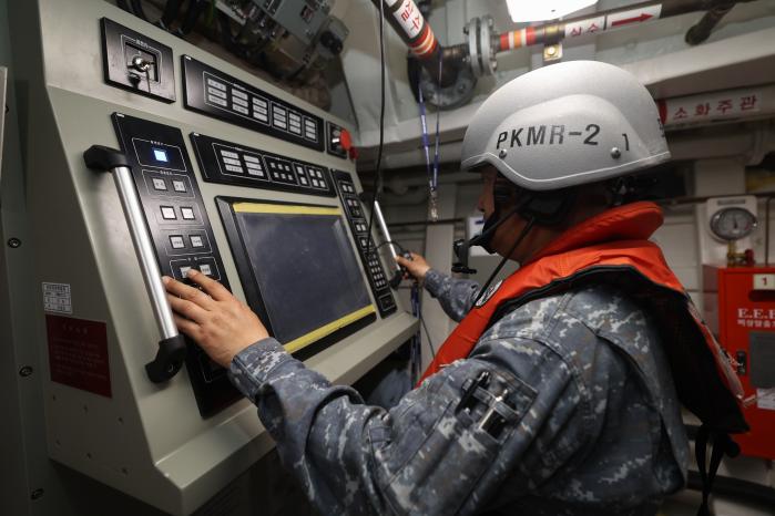 함포통제콘솔을 운용 중인 무장사.