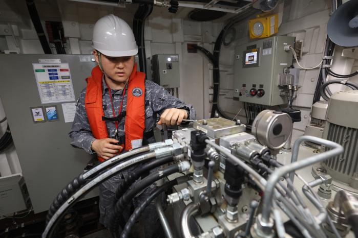 함정 타기고장 상황에서 추진기를 비상 운용하는 비상추진기요원.