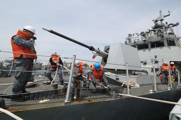 해군2함대 장병들이 신형 고속정(PKMR) 임전태세 점검 중 출항을 위한 홋줄작업을 하고 있다. 2함대는 15일 창설 80주년을 맞아 장병들의 자긍심을 고취하고 흔들림 없는 대비태세 유지 결의를 다졌다. 이윤청 기자