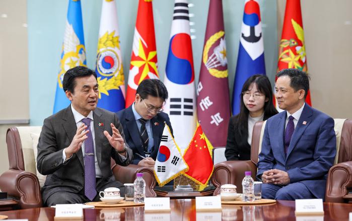 안규백 국방부 장관이 15일 서울 용산구 국방부에서 다이빙 주한 중국 특명전권대사를 접견하고 있다. 안 장관과 다이빙 대사는 이날 접견에서 양국의 국방 교류협력과 한반도 정세 등에 관한 의견을 교환했다.