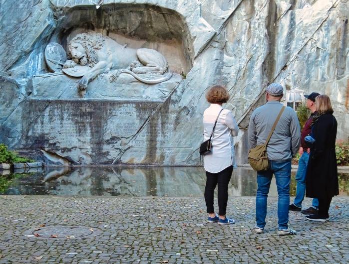 절벽을 깎아 만든 ‘빈사의 사자상’. 역사적 비극과 루체른 출신 용병들의 충성의 역사를 생각해 볼 수 있는 장소다.