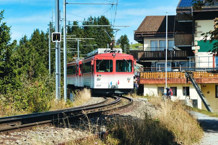 1871년 개통된 유럽 최초의 산악철도 리기산 열차. 선로 가운데 설치된 톱니바퀴 랙시스템을 이용해 가파른 경사구간도 안정적으로 오를 수 있다.