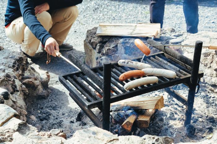 스위스 등산로 곳곳에서 만날 수 있는 바비큐장. 누구나 자유롭게 이용할 수 있도록 마을에서 관리한다. 산불 예방을 위해 마지막 이용자는 떠나기 전 깨끗한 물로 불을 꺼야 한다.