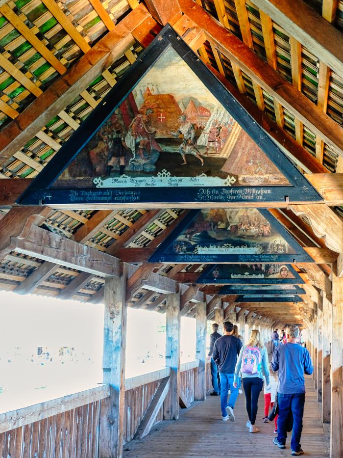 카펠교 내부에는 17세기 당시 역사와 성인들의 생애를 담은 삼각형 패널 그림이 걸려 있어 걷는 것만으로도 중세 박물관에 온 듯하다.