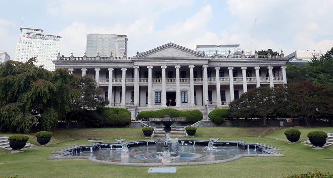 덕수궁 본전으로 고종의 숙소 겸 사무실로 지어진 석조전.
