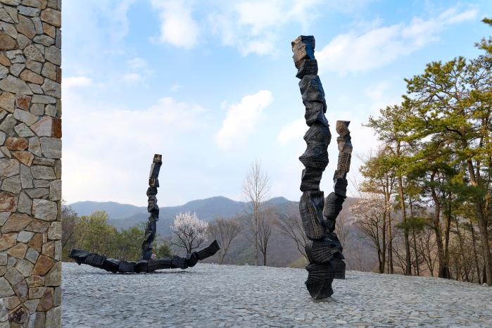 뮤지엄 산이 개최한 이배의 개인전 ‘En attendant: 기다리며’ 중 ‘붓질’.