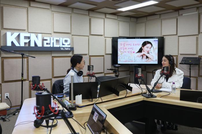 배우 이민정(오른쪽)이 16일 서울 용산구 KFN 라디오 ‘오유경의 뮤직갤러리’에 출연해 진행자 오유경과 대화하고 있다.