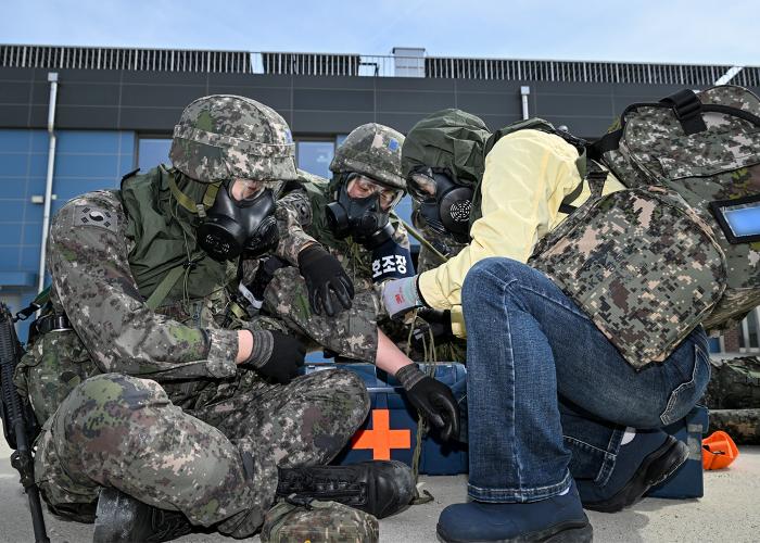 공군18전투비행단 장병들이 부상자를 응급처치하고 있다. 사진 제공=임태원 상병