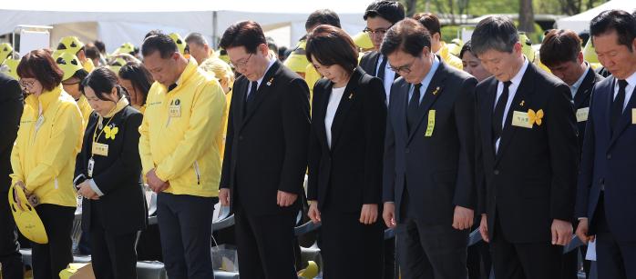 이재명 대통령과 김혜경 여사가 16일 경기 안산시 화랑유원지에서 열린 세월호 참사 12주기 기억식에서 묵념하고 있다. 연합뉴스