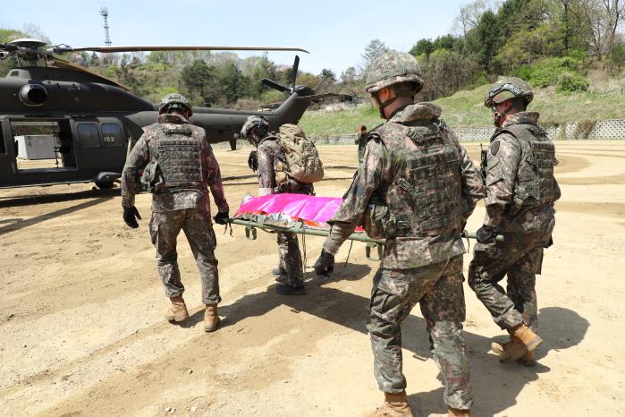 육군수기사 장병들이 16일 ‘2026년 전반기 응급환자처치 야외기동훈련(FTX)’에서 KUH-1 수리온 헬기를 이용한 환자 이송절차를 숙달하고 있다. 부대 제공