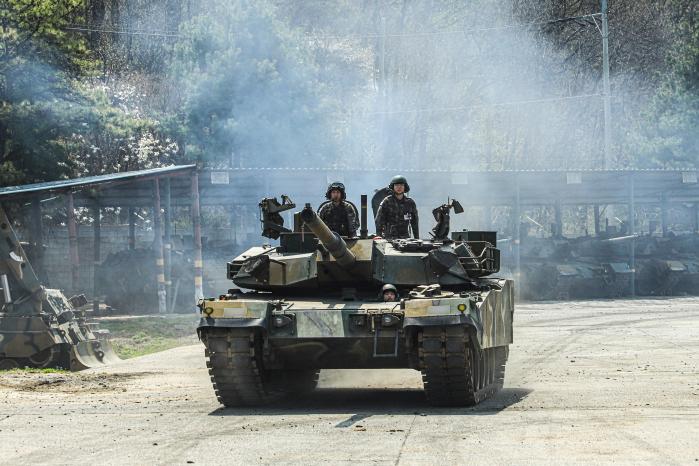 육군51보병사단 동원훈련Ⅱ형 주특기 훈련에서 현역과 예비역이 함께 전차 조종을 하고 있다. 사진 제공=박주은 대위(진)