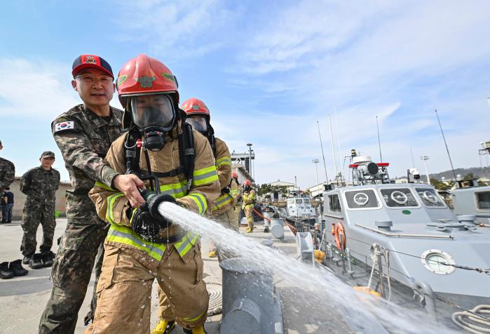 해군2함대 해상훈련대 관찰관이 경비정에서 근무하는 육군17·51보병사단 장병들을 대상으로 소화·방수 교육훈련을 하고 있다. 사진 제공=조성현 하사