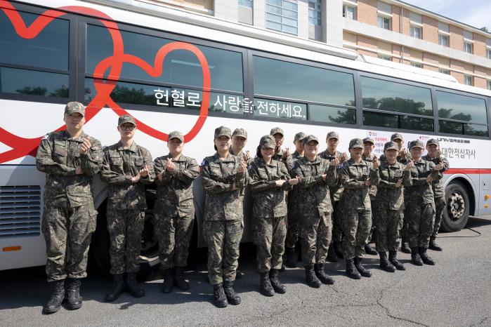 15~16일 진행된 해군교육사령부 사랑의 헌혈 운동에서 갑판초급반 부사관들이 헌혈한 뒤 기념사진을 찍고 있다. 사진 제공=홍성민 중사