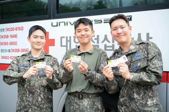 공군17전투비행단 사랑의 헌혈 운동에 동참한 장병들이 헌혈증을 들어 보이고 있다. 사진 제공=김세환 병장