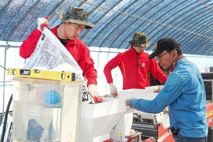 해병대6여단 장병들이 백령도 일대에서 봄철 농번기 대민지원을 하고 있다. 부대 제공