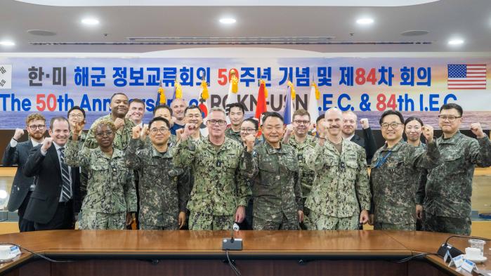 16일 해군본부에서 열린 제84차 한미 해군 정보교류회의 및 50주년 기념식에서 행사 참가자들이 양국 해군 간 우호 증진을 다짐하며 파이팅을 외치고 있다. 사진 제공=장우성 군무주무관