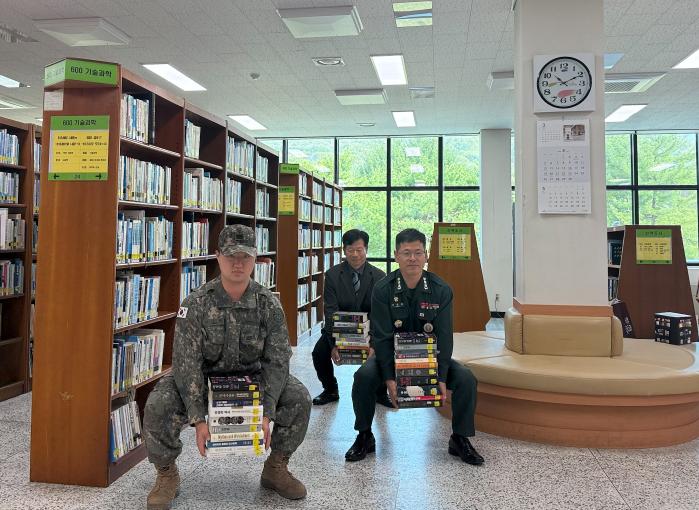 합동군사대학교는 2026년 ‘도서관의 날’과 ‘도서관 주간’을 맞아 지난 14일부터 16일까지 기념행사를 개최했다. ‘벽돌책 스？’ 이벤트 참가자들이 무거운 군사서적을 들고 스？을 하고 있다. 부대 제공