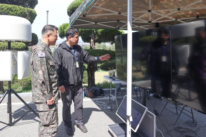 육군55보병사단 용성여단이 16일 개최한 드론 위협 대응방안 연구 성과 발표회에서 민간업체의 대드론 대응장비 활용 드론조종자 식별 시연이 진행되고 있다. 부대 제공