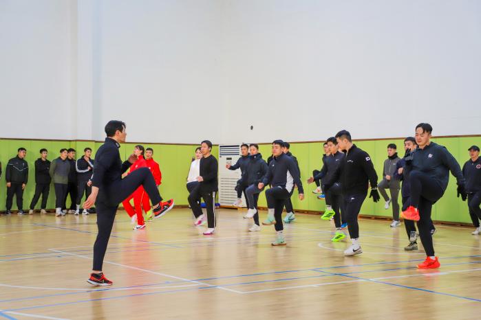 육군보병학교 대위 지휘참모과정 교육생들이 광주광역시체육회 관계자의 지도를 받아 회복훈련을 하고 있다. 부대 제공
