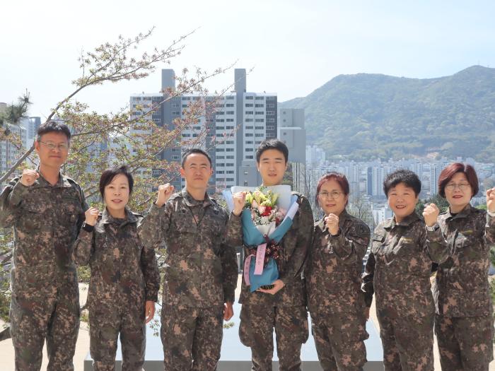 육군53보병사단 부산여단 여성예비군소대가 15일 상근예비역 병사에게 기부금을 전달한 뒤 기념사진을 찍고 있다. 부대 제공