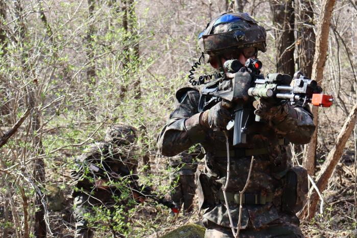 육군12보병사단 상승향로봉여단 장병들이 강원 인제군 일대에서 마일즈 장비를 착용한 채 쌍방 교전 훈련을 하고 있다. 사진 제공=이훈 대위