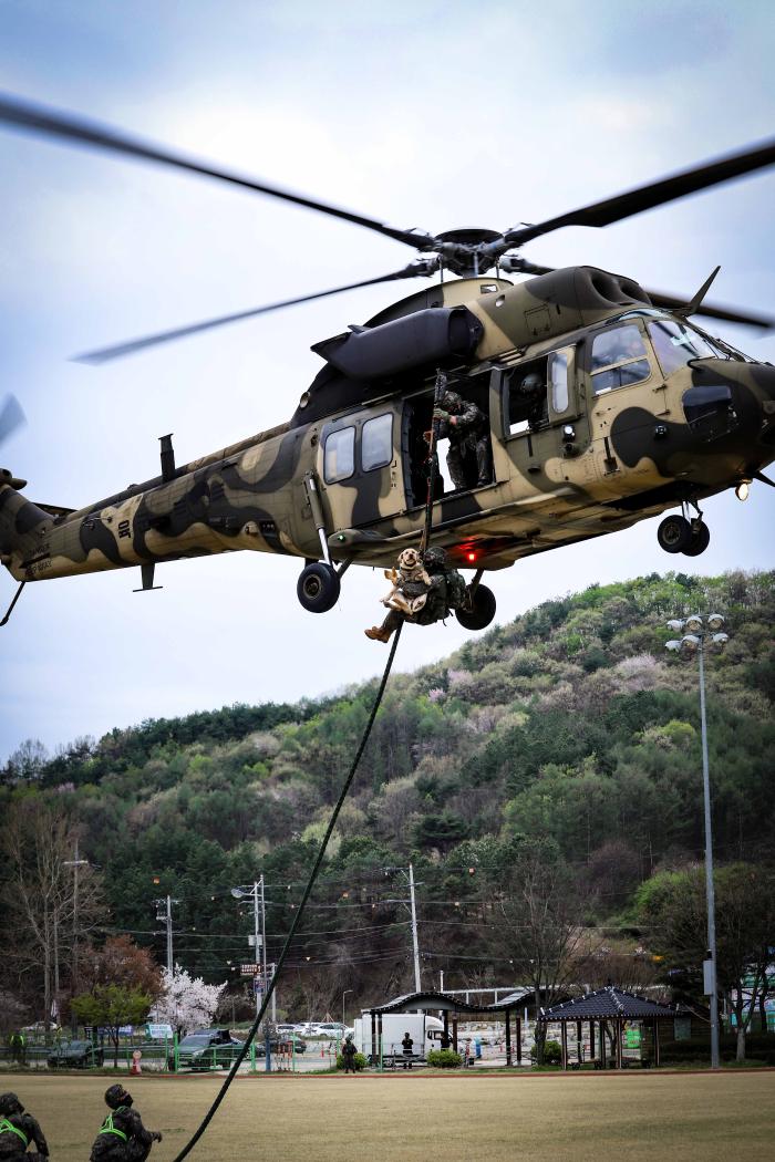 육군21항공단 206항공대대가 15일 35보병사단 지상협동훈련과 연계해 실시한 전술훈련 중 장병들이 군견과 함께 수리온 KUH-1에서 급속헬기로프하강을 하고 있다. 사진 제공=권필구 원사
