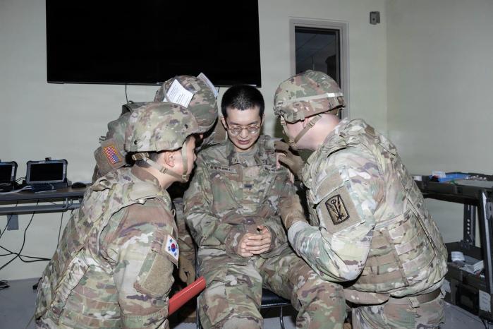 한미 군종 관계관들이 한반도 전구 군종 파트너십 훈련에서 전투 스트레스 상황을 가정해 장병을 위로하며 종교적 지원을 하고 있다. 미8군 제공