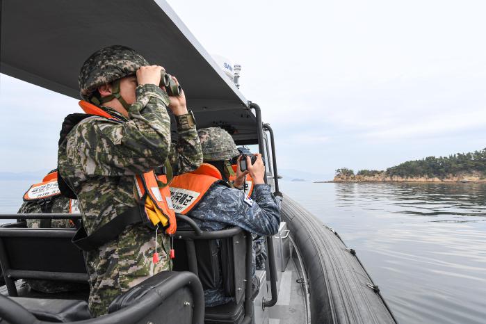 해군진해특정경비지역사령부가 진해만·가덕수로 내 유·무인 도서에서 실시한 도서수색작전에서 고속단정에 탑승한 장병들이 육안 수색을 하고 있다. 사진 제공=권혜연 중사(진)