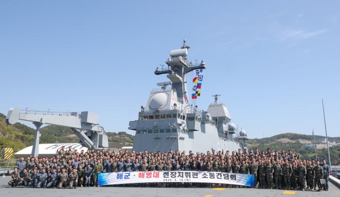 “필승해군·무적해병 파이팅” 안규백 국방부 장관이 16일 해군작전사령부를 방문해 마라도함에서 해군·해병대 현장 지휘관을 대상으로 소통간담회를 주관한 뒤 기념촬영을 하고 있다.
