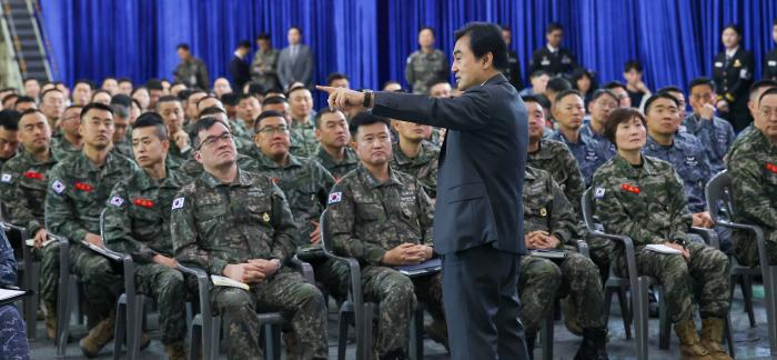 안규백 장관이 해군·해병대 지휘관 대상 특별강연에서 소통과 공감의 리더십을 강조하고 있다.