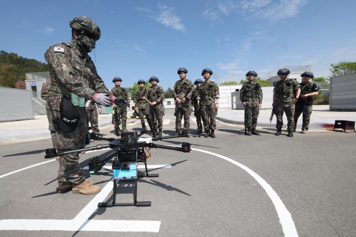 지난 13일 육군39보병사단 김해과학화예비군훈련장에서 열린 예비군훈련 중 교관이 드론을 포함한 시가지 전투 쌍방훈련을 앞둔 예비군에게 훈련 방법을 설명하고 있다.