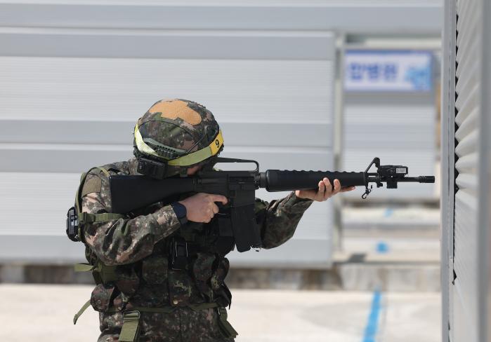 시가지 전술훈련장에서 교전 중인 예비군.