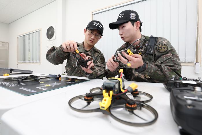 교관들이 드론 분해·결합을 숙달하고 있다.