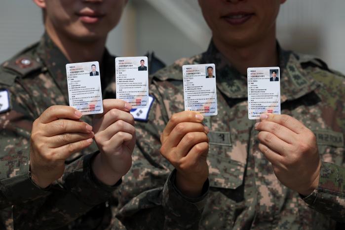 간부·조교들이 취득한 드론 자격증.