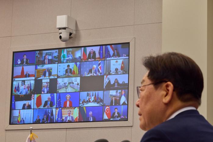 이재명 대통령이 지난 17일 청와대에서 프랑스·영국이 주도하는 호르무즈 해협 자유항행에 관한 화상 정상회의를 하고 있다. 이번 회의에는 한국, 프랑스, 영국, 독일, 이탈리아, 캐나다, 호주, 이라크, 싱가포르 등 50여 개국 정상·대표들이 호르무즈 해협 항행의 자유를 위한 국제적 노력, 선원 안전 및 선박 보호, 전쟁 종식 후 항행 안전보장을 위한 실질적 방안 등에 대해 의견을 교환했다. 청와대 제공