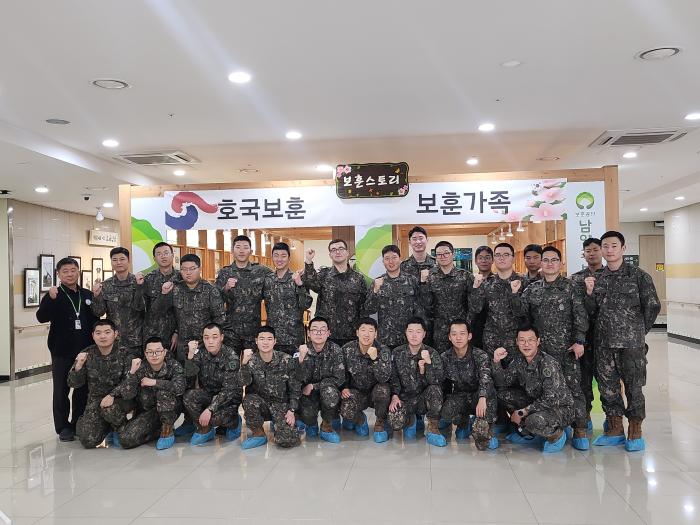 남양주보훈요양원을 찾은 육군73보병사단 장병들이 봉사활동을 마친 뒤 기념촬영을 하고 있다. 부대 제공