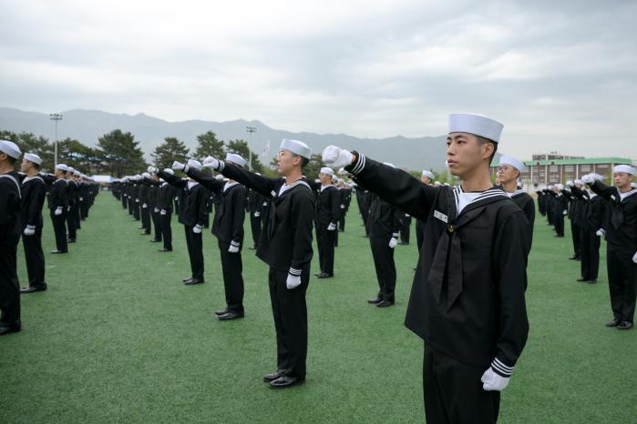 지난 17일 열린 해군병 723기 수료식에서 해군병들이 필승구호를 제창하고 있다. 사진 제공=유선종 원사