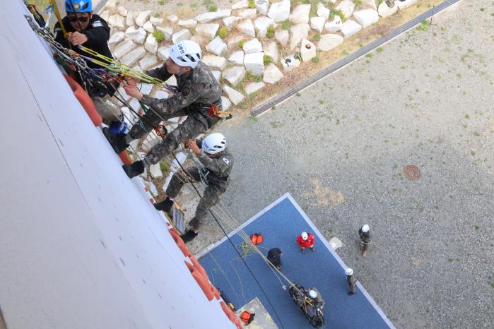 육군1산악여단 장병들이 국립속초등산학교 인공암벽장에서 산악구조 현장 실습을 하고 있다. 부대 제공