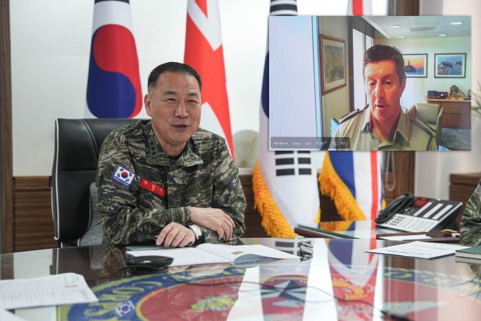 주일석 해병대사령관이 16일 그웬 젠킨스 영국 해병대사령관 겸 해군참모총장과 공조통화를 하고 양국 해병대의 군사교류·협력 강화 방안을 논의하고 있다. 해병대 제공