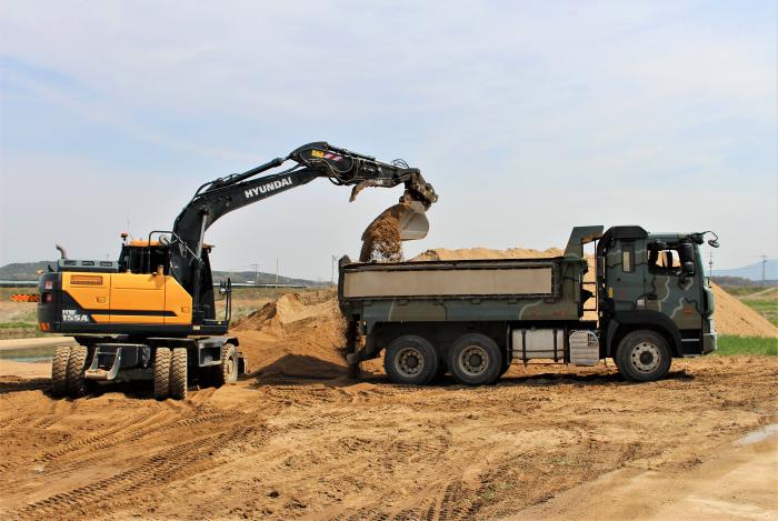 관·군 협력 재해예방 준설사업에 참가한 육군7공병여단 중장비가 경기 이천시 청미천 준설 과정에서 발생한 사토를 처리하고 있다. 부대 제공