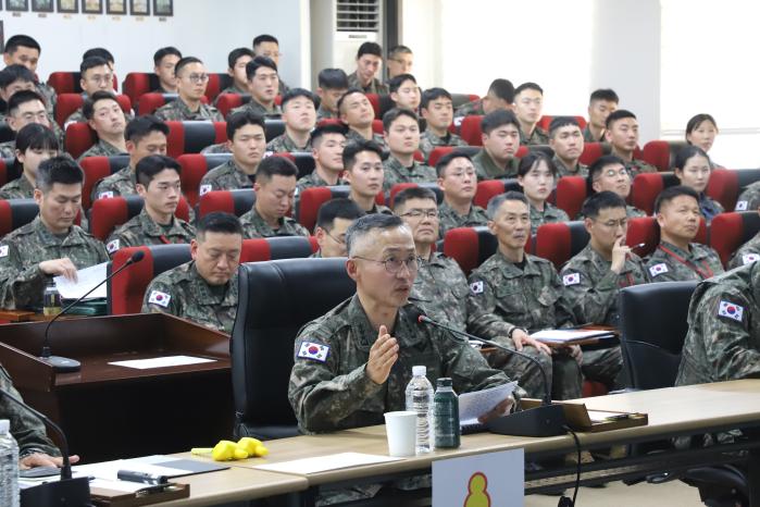 최성진 육군7기동군단장이 ‘임무형 지휘 문화정착 간담회’에서 참석자들에게 임무형 지휘의 중요성을 강조하고 있다. 부대 제공