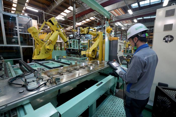 AI 궤도조립로봇을 관리하는 정비창 군무원.